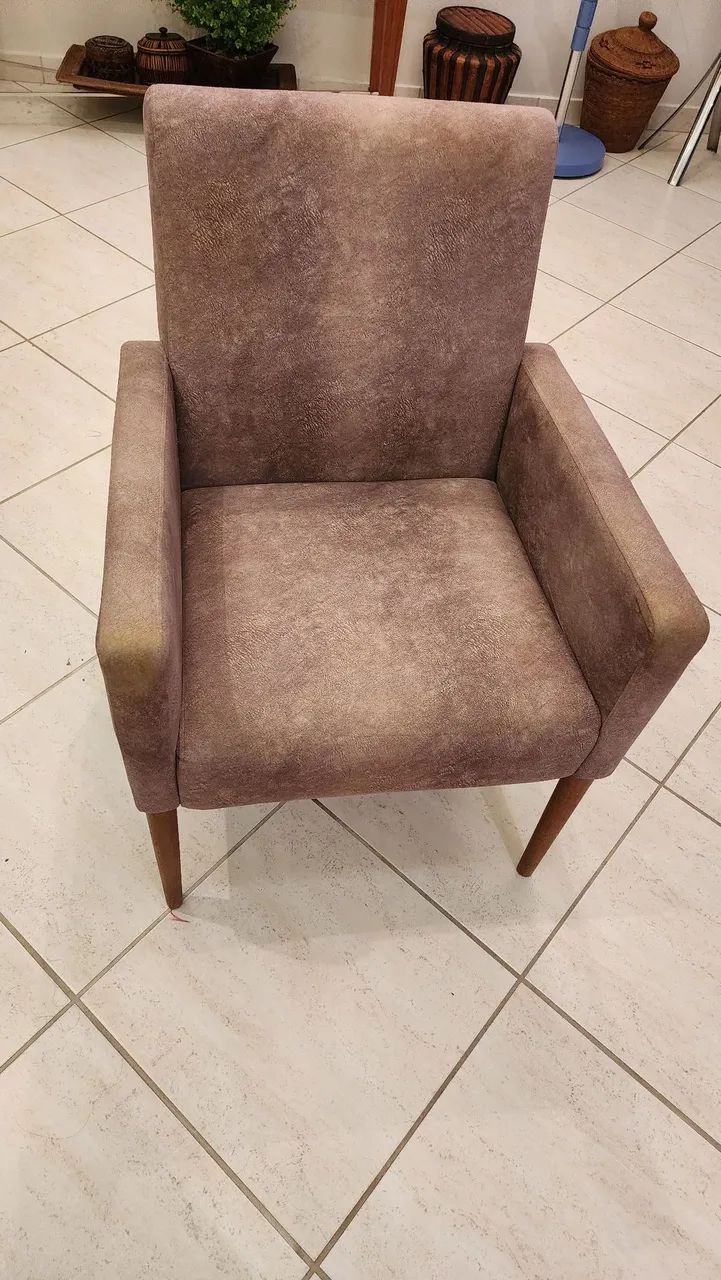 Vendo duas poltronas marrom tecido suede, usada e conservadas .