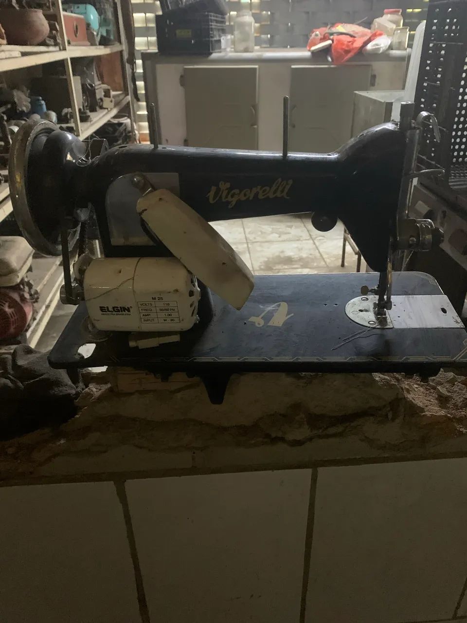 Máquina de costura vintage. - Foto 3