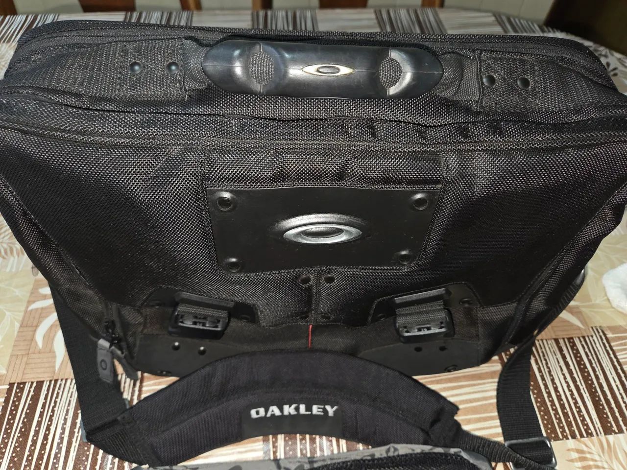 BOLSA OAKLEY COMPUTER  , ORIGINAL  , SEMI NOVA  , ESTADO DE NOVA  ! - Foto 2