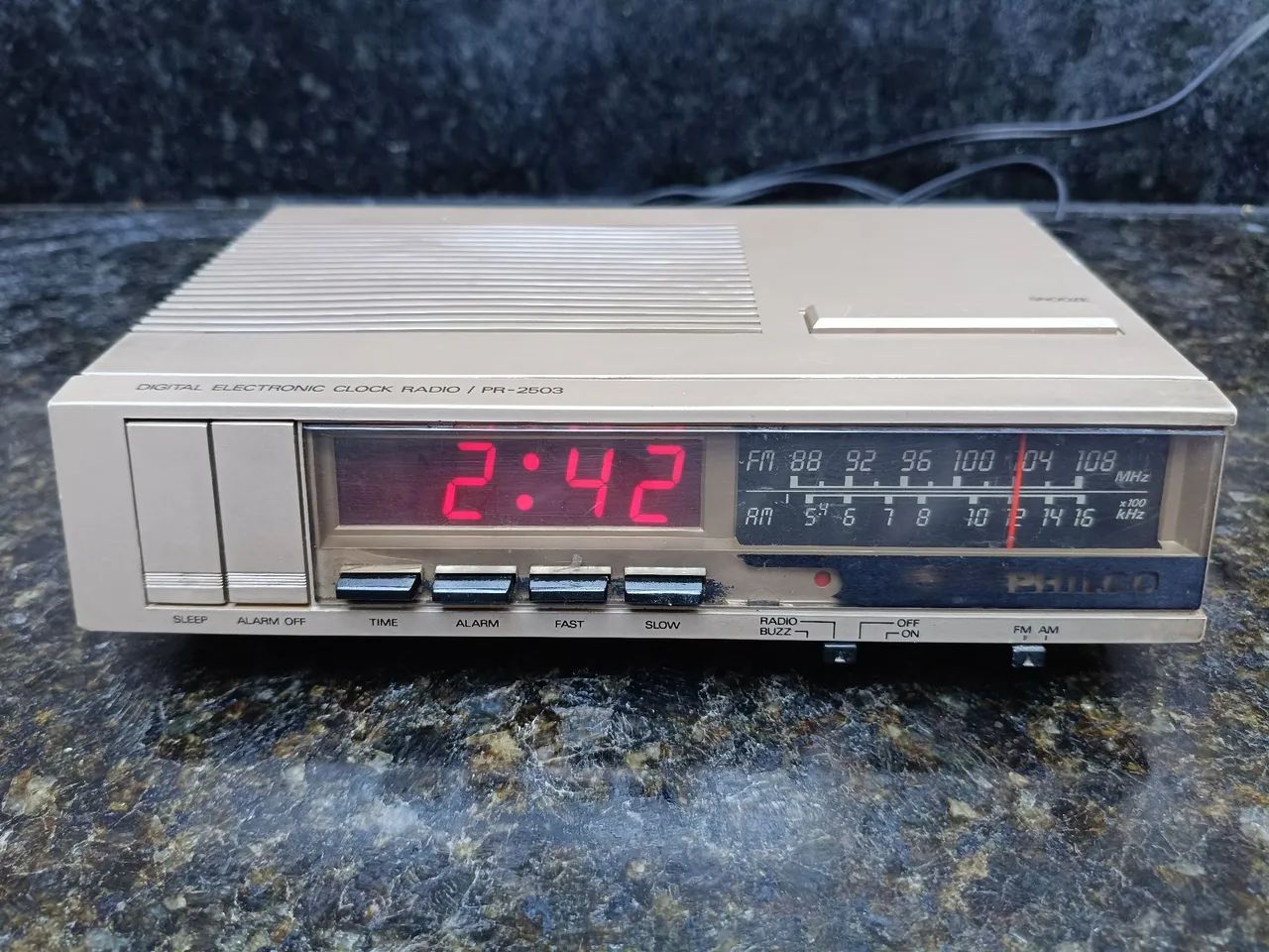 Rádio relógio digital Philco PR-2503.