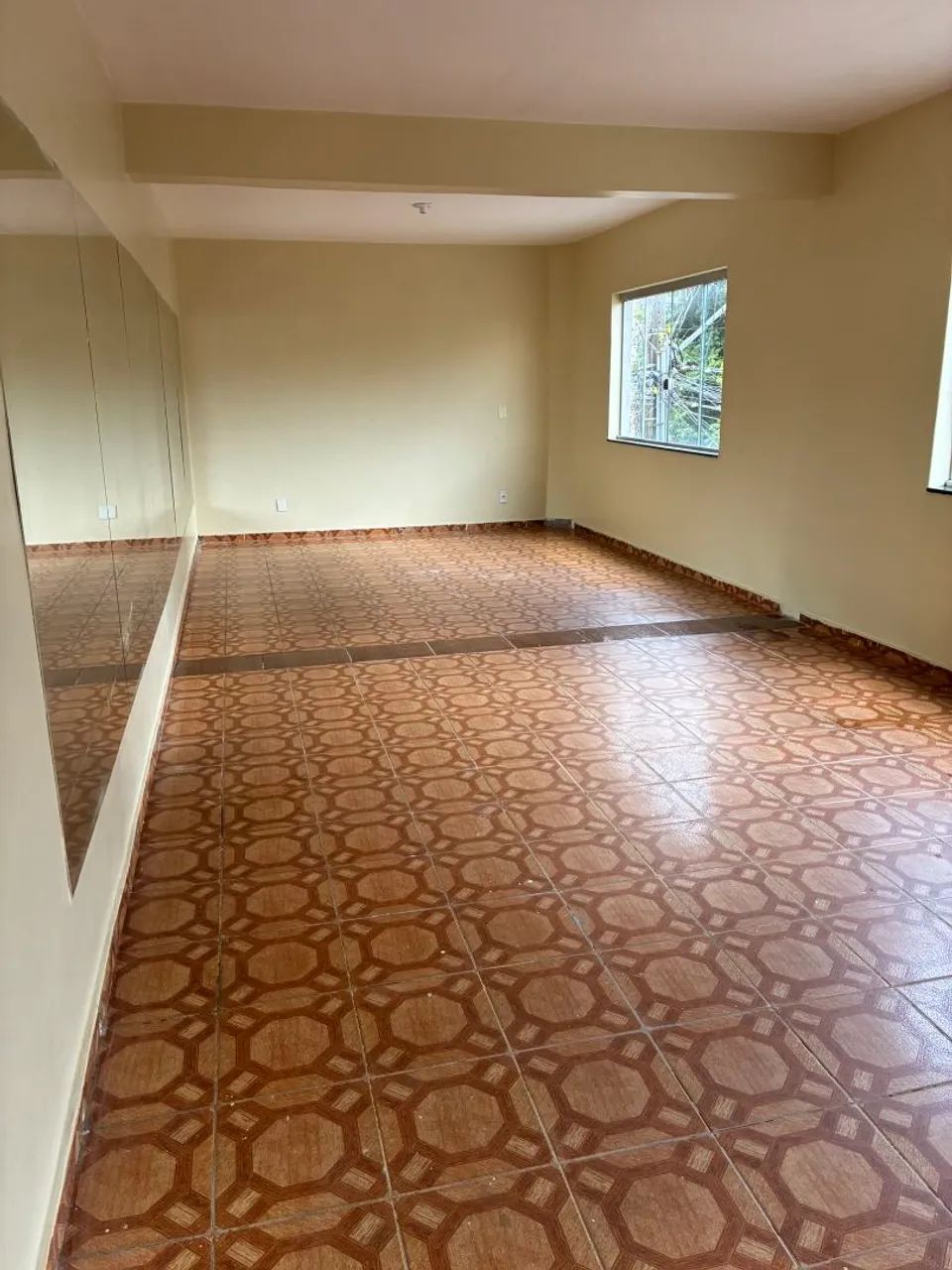 Sala Comercial, na Praça da Bíblia 1º andar com 65 MTS.
