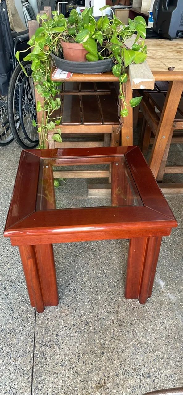 Mesa de canto em madeira com tampo de vidro 