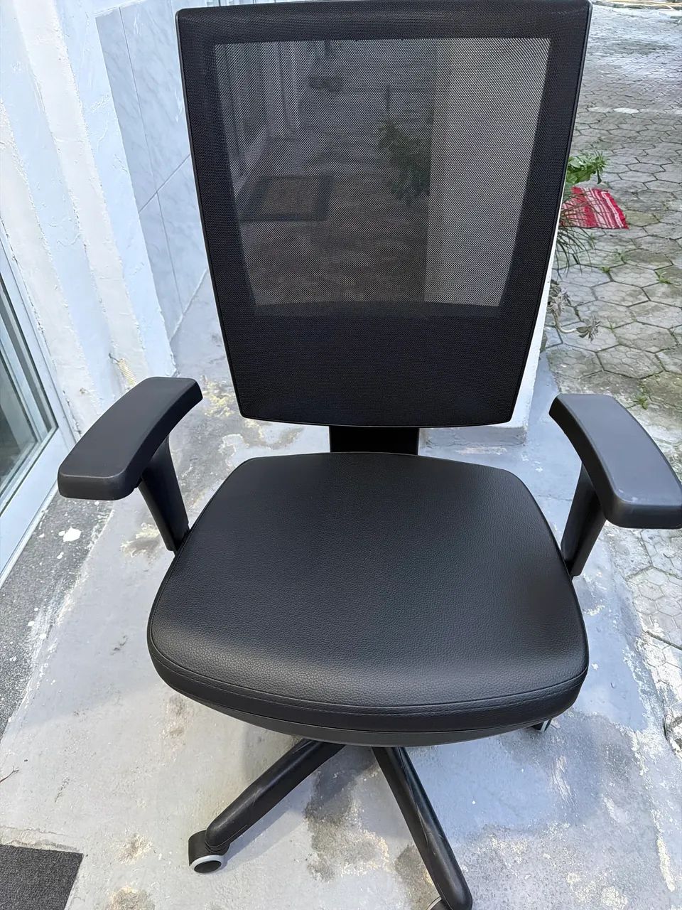 Vendo poltrona presidente com regulagem braço encosto semi nova 