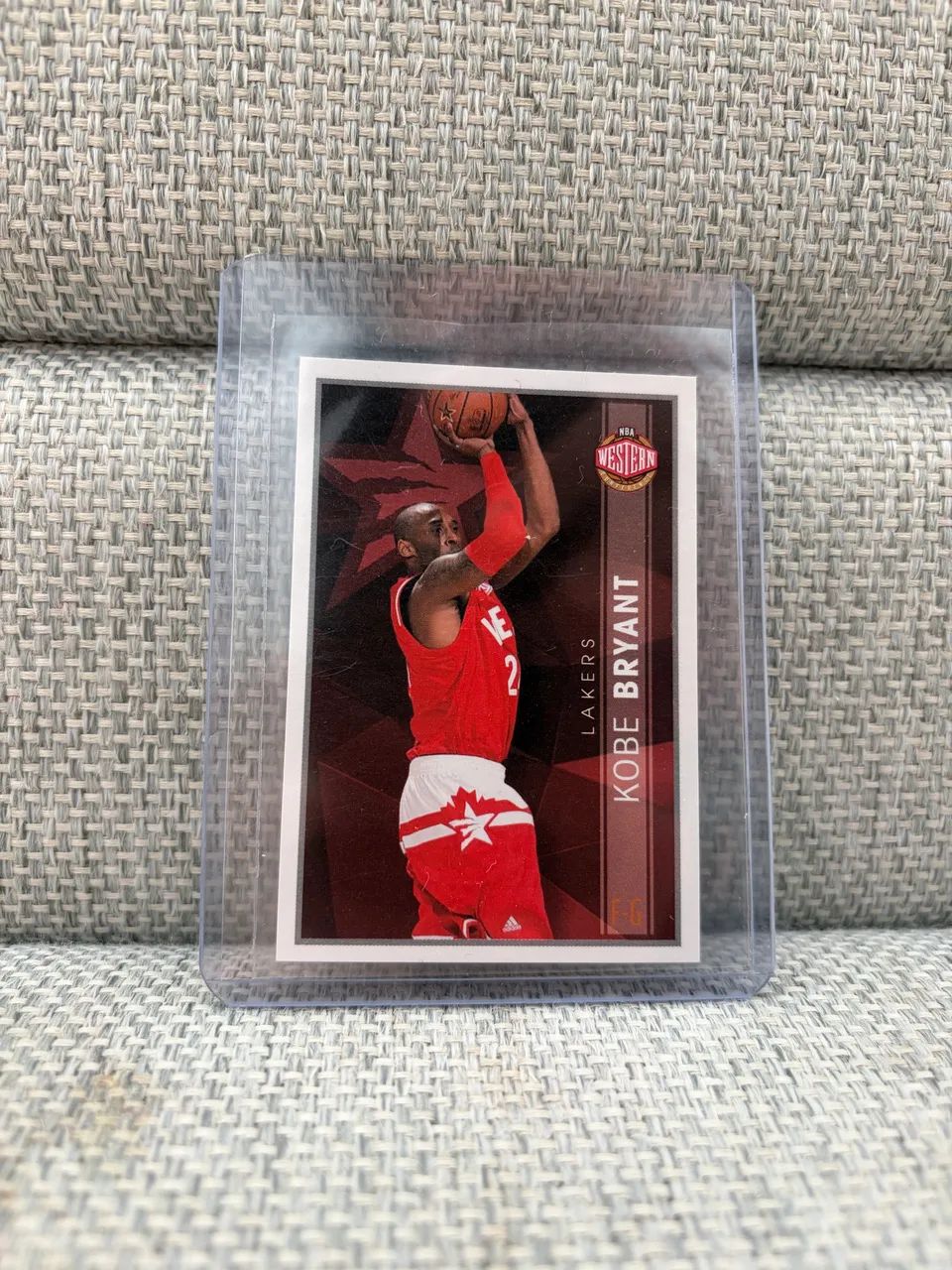 Kobe Bryant - NBA Sticker Collection 2016-17 Panini #380 - Foto 2
