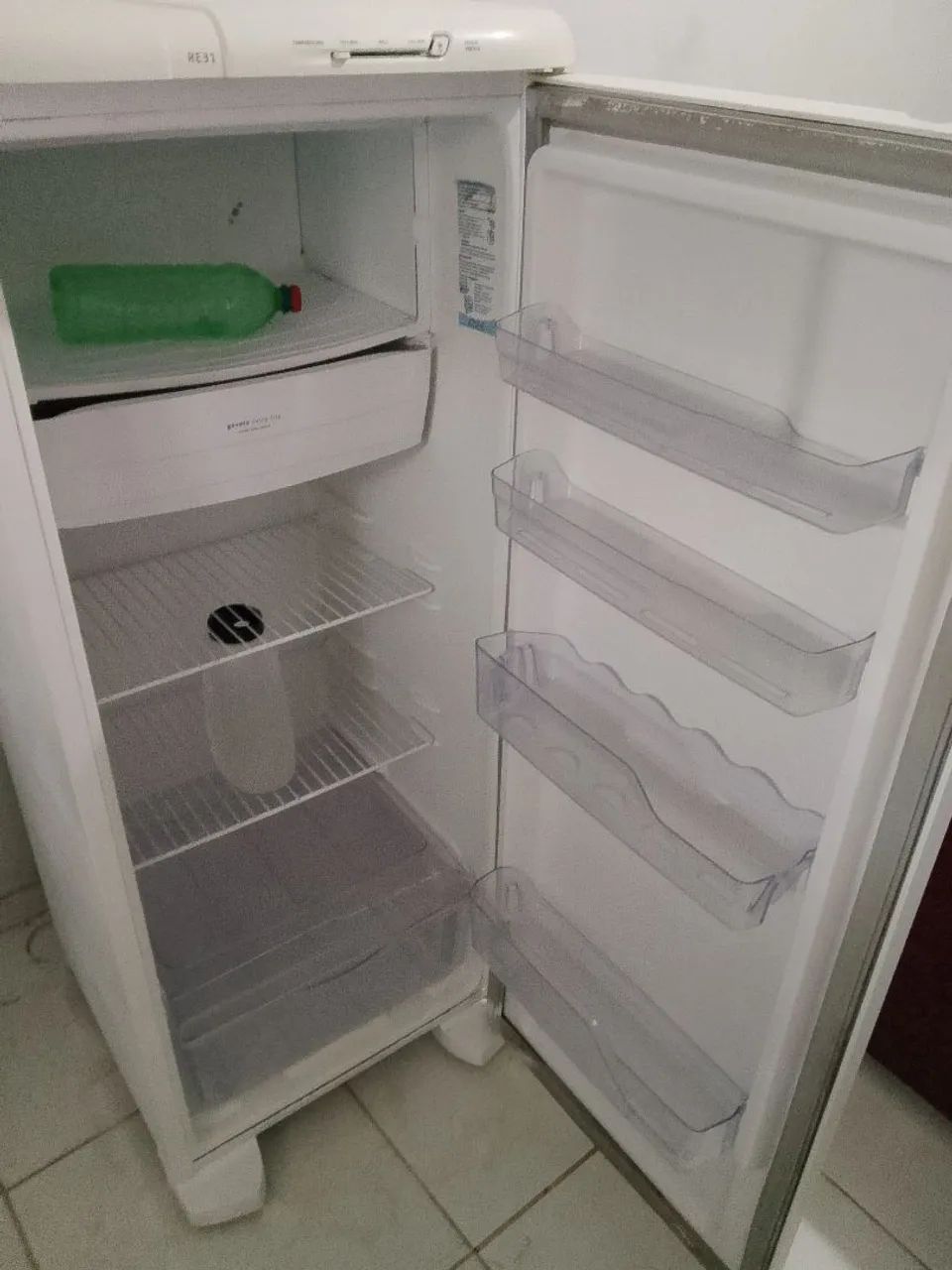 vende-se geladeira Electrolux bem conservada  - Foto 4