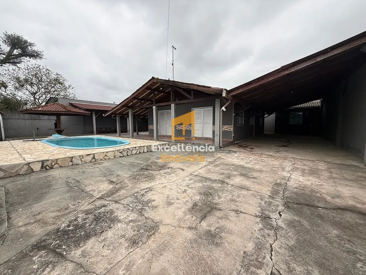 Casa com 7 dormitórios e amplo espaço de terreno em Praia de Leste - Foto 3