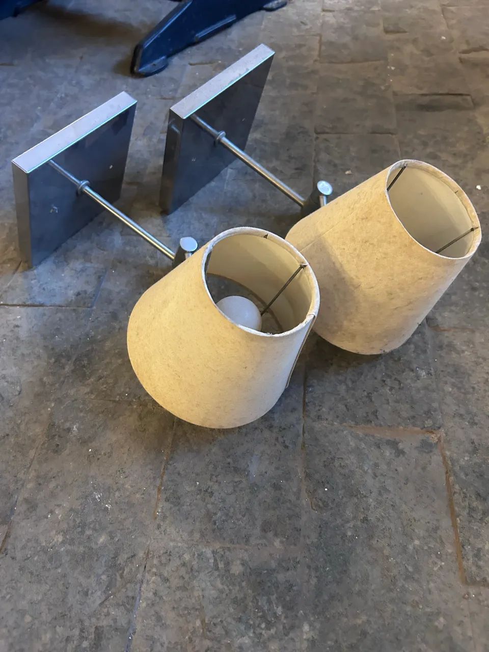 Abajur de parede com cúpula 