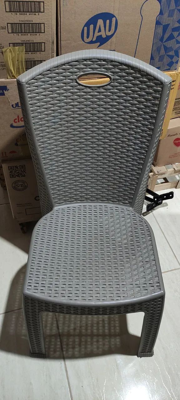 Cadeira plástica marrom  - Foto 2