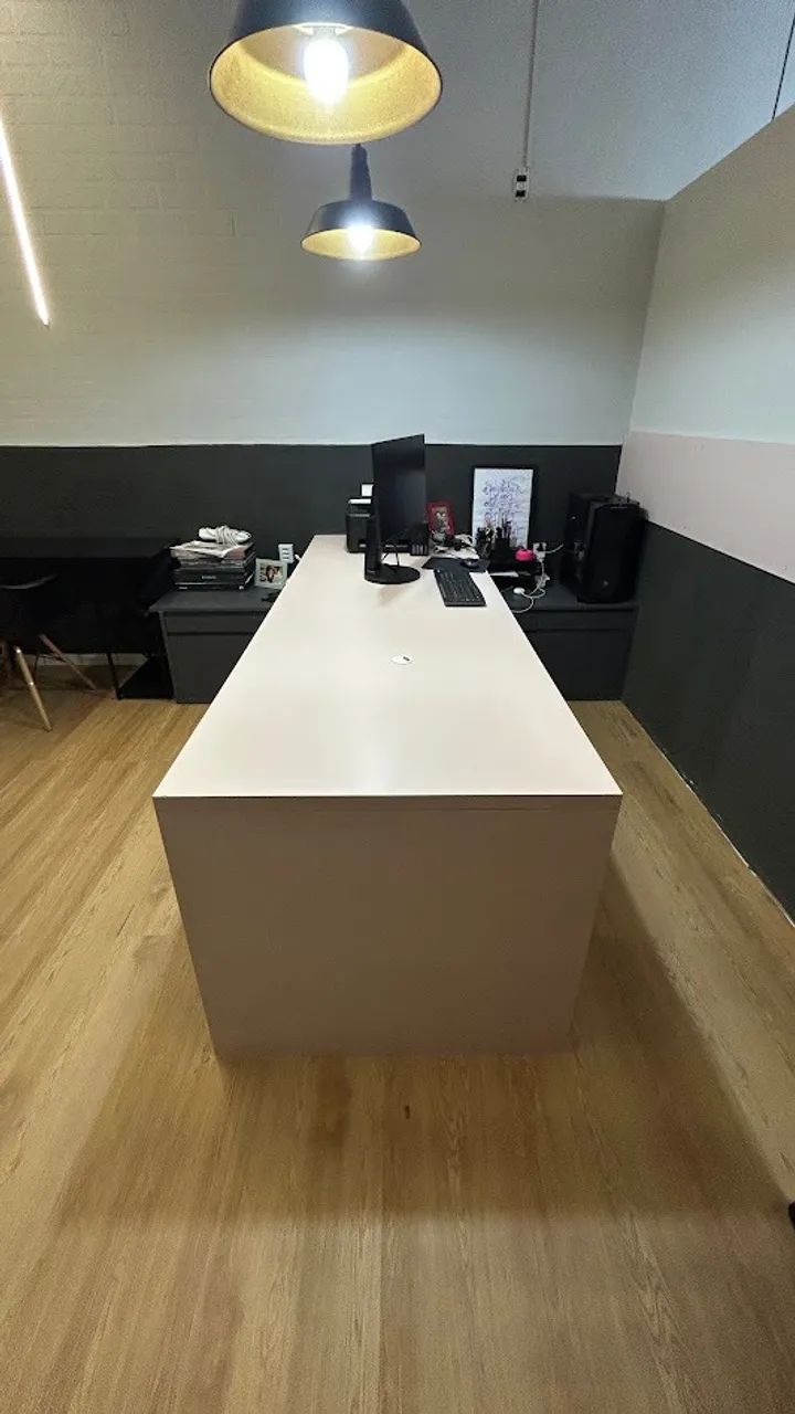 Mesa de escritório com gavetas e arquivo - Foto 2