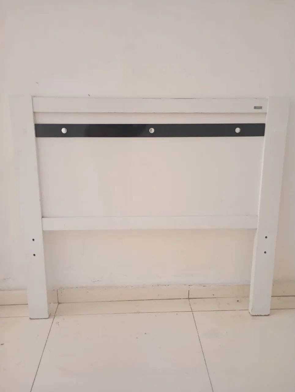 Cama de solteiro branca 