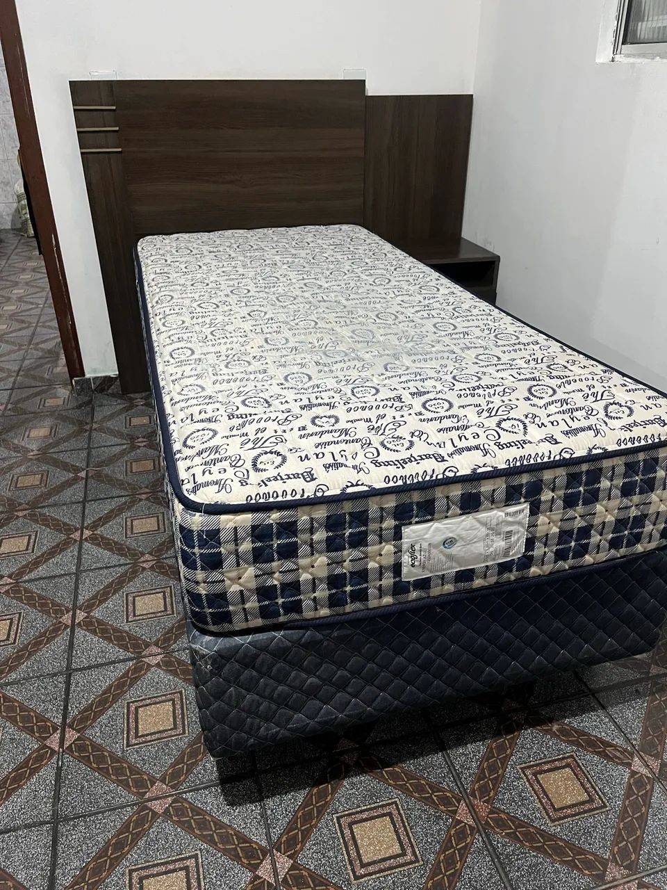 Cama Box de Solteiro com Colchão + Cabeceira - R$ 380