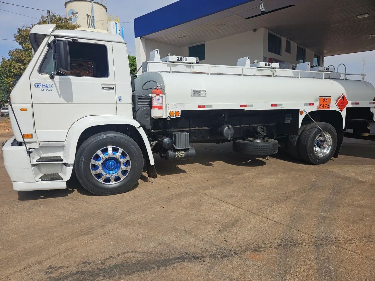 Caminhão 17210 no tanque