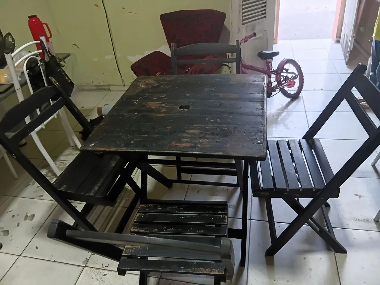 Vendo 2 mesas com 4 cadeiras 