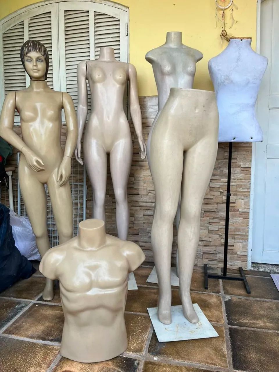 Manequins usados expositor de roupas, baldes e bolas