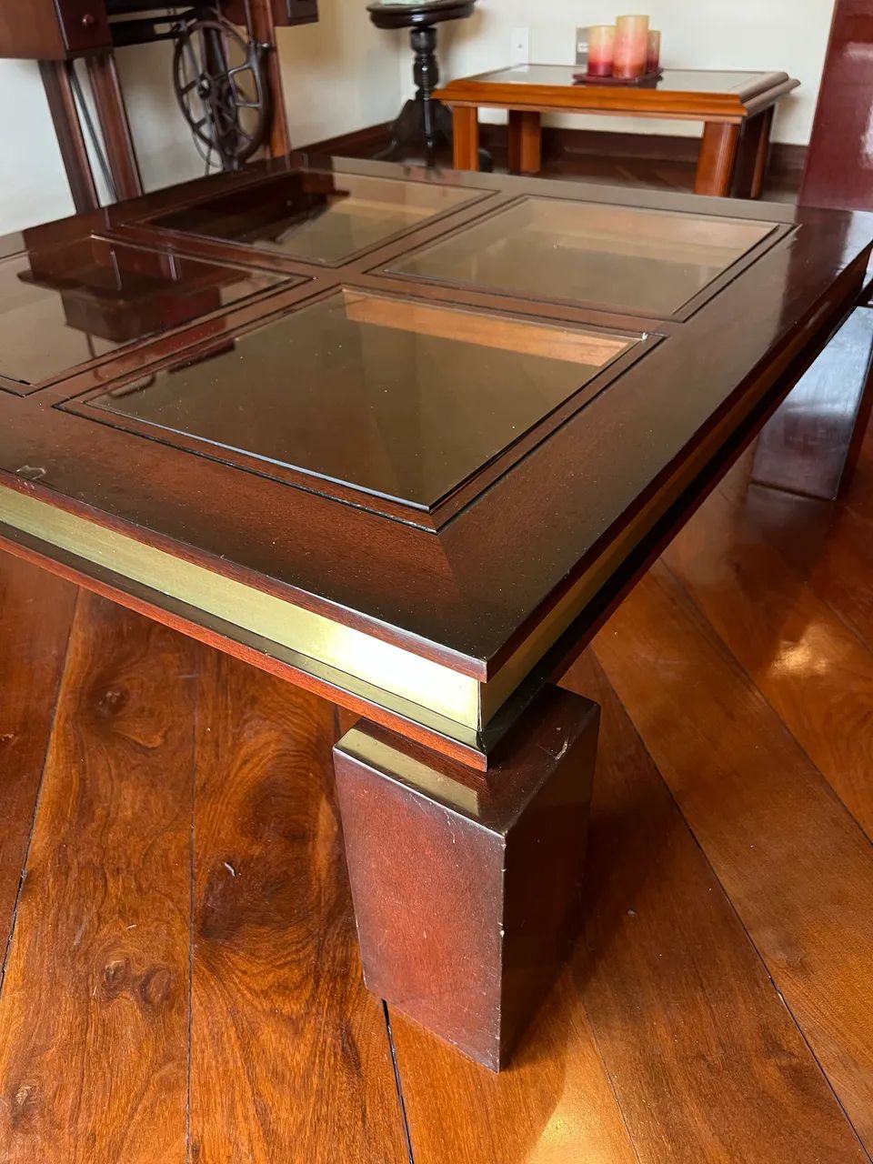 Mesa de centro em madeira maciça com tampo de vidro. - Foto 3