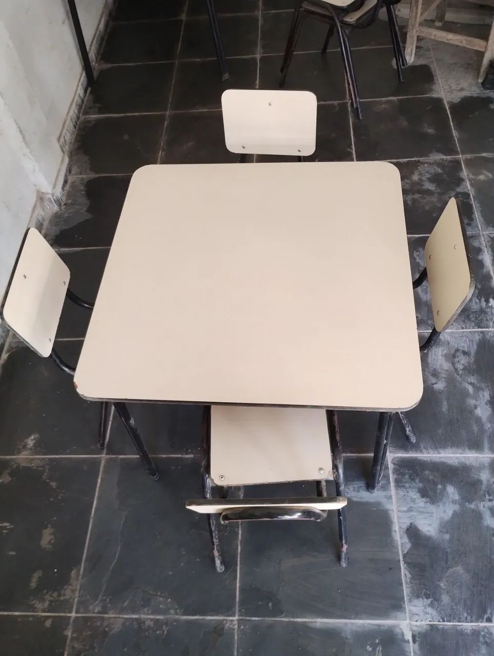 Mesa com cadeiras infantis 