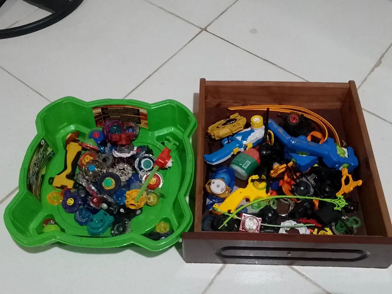 Lote e peças variadas de Beyblade 