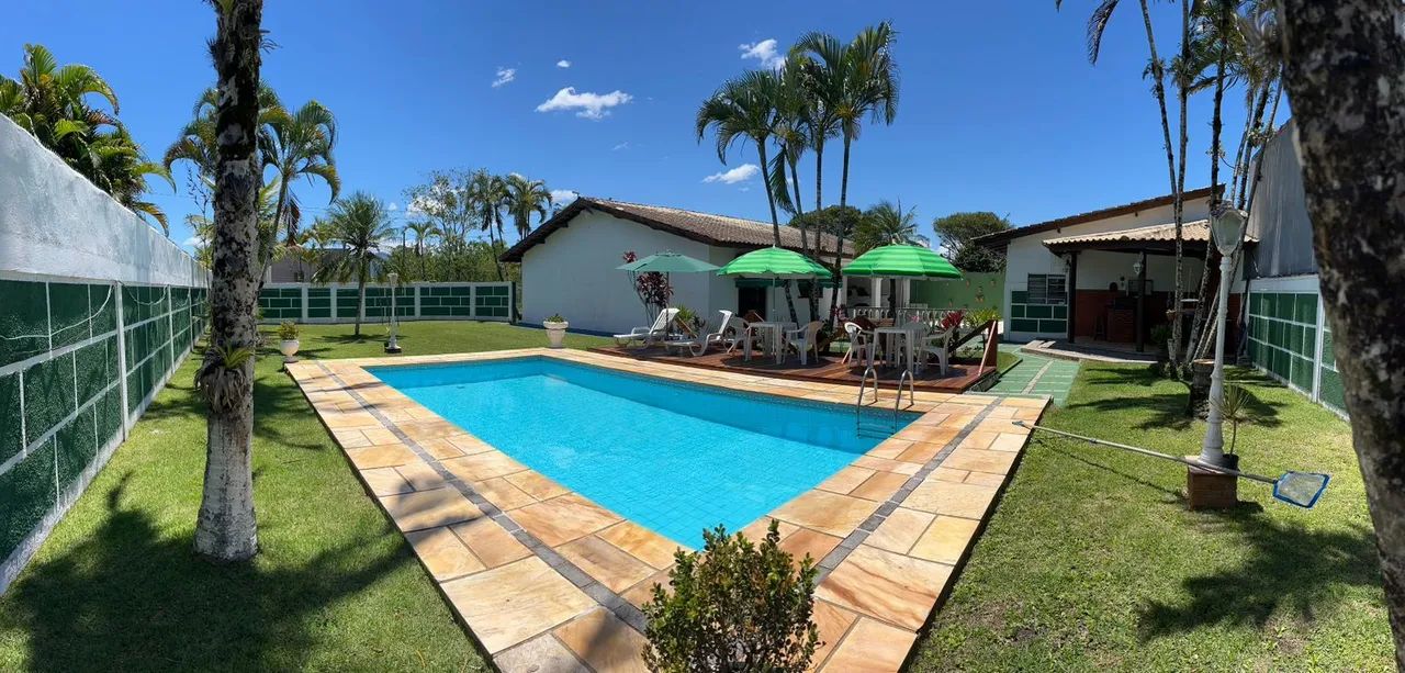 Casa com amplo jardim e piscina. - Foto 2