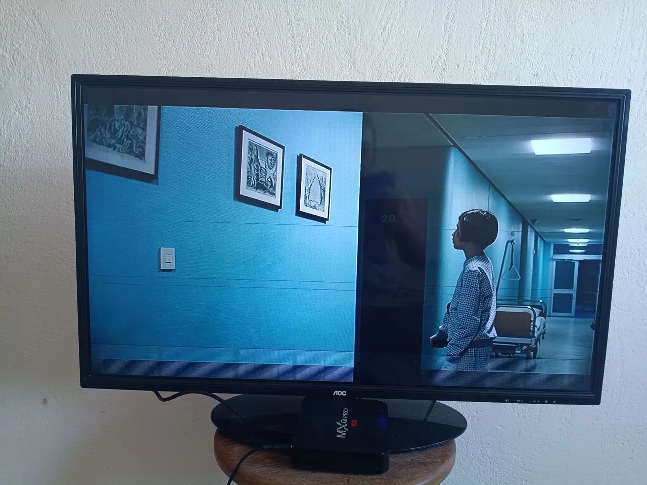 Tv aoc 32 polegadas funcionando normalmente apenas com 3 listinhas finas na tela