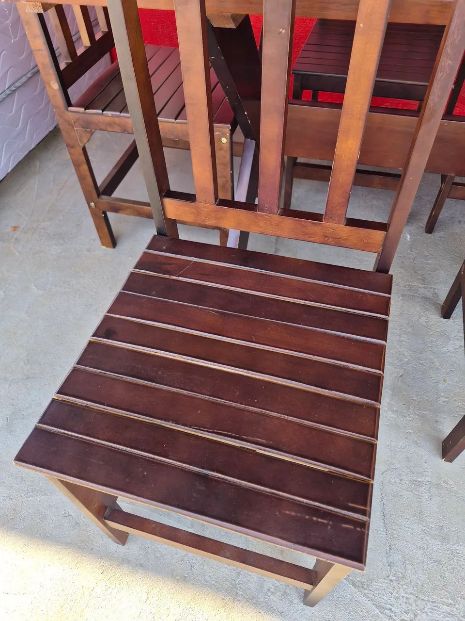 Mesa 1,60x0,84 com 6 cadeiras em madeira maciça  - Foto 5