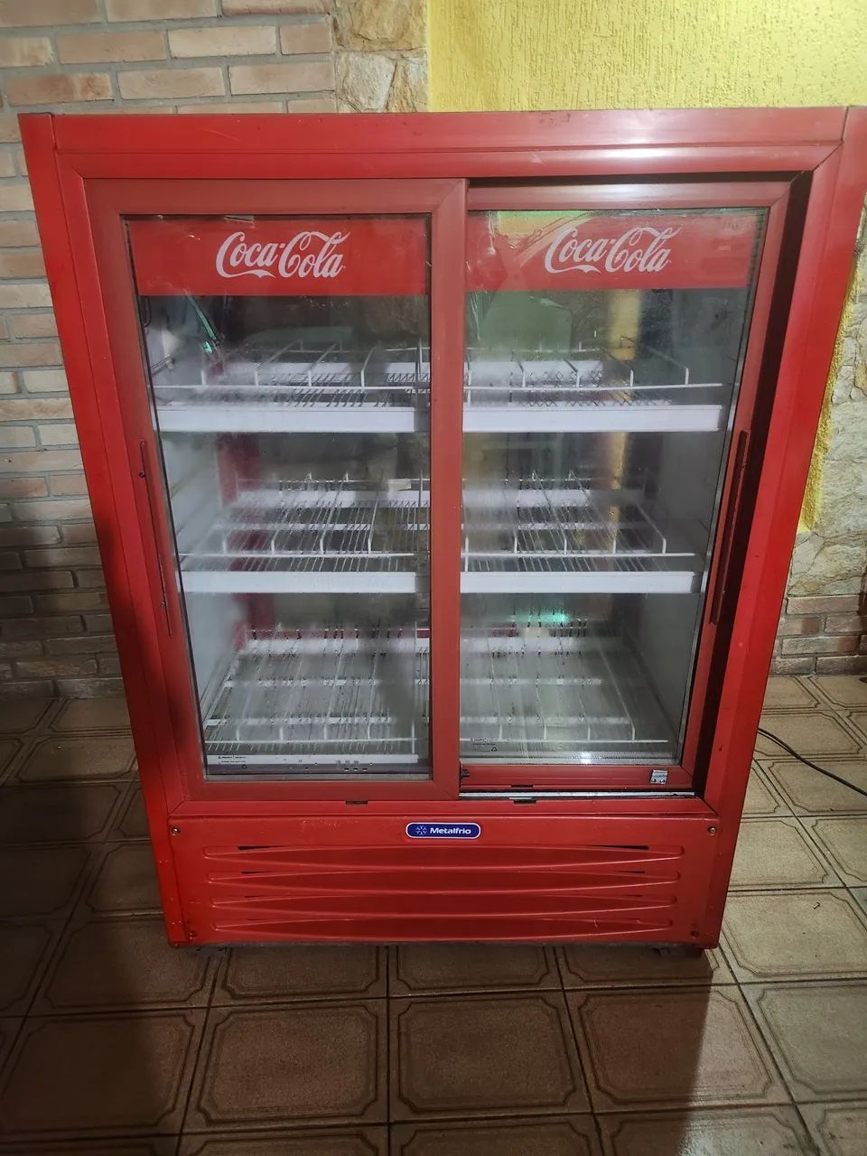 Geladeira expositora 220V.