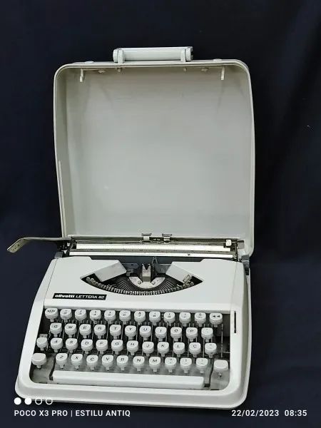 Máquina de escrever marca OLIVETTI LETTERA 82