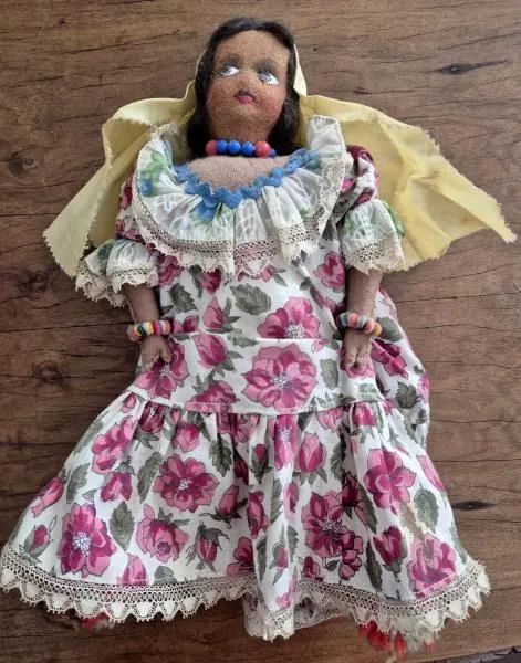 Boneca de feltro artesanal   pintada a mão - década de 60 - Foto 2