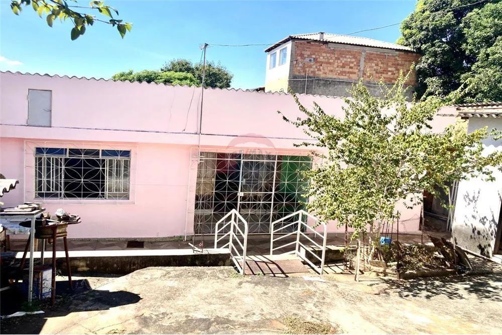 Duas belas casas com quintal, varanda e vista permanente.............