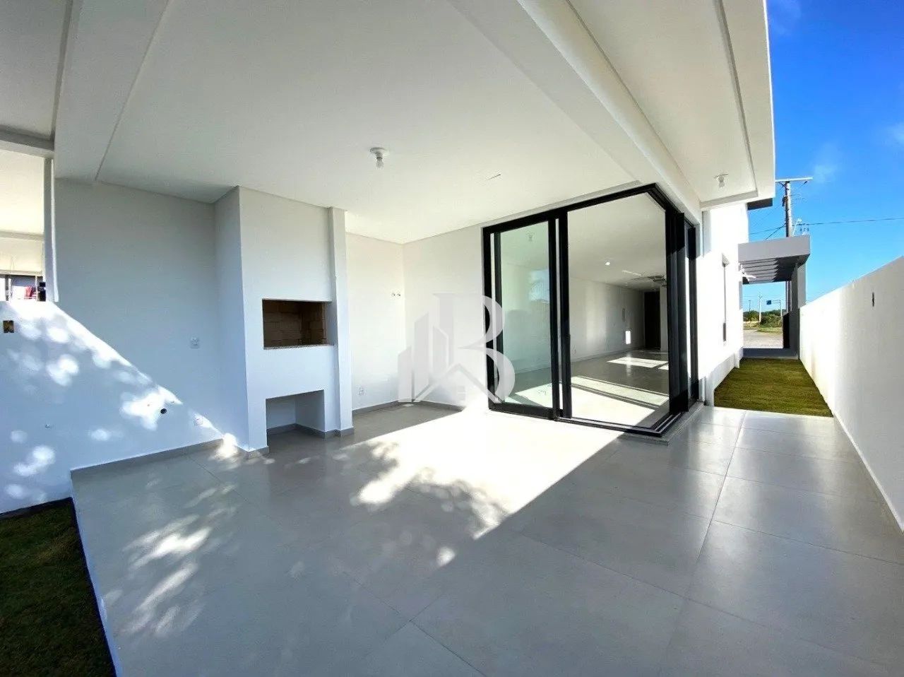 Casa com 3 suítes, área gourmet e amplo pátio próximo à praia - Foto 4