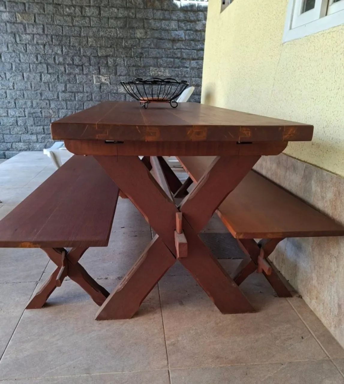 VENDO MESA E BANCOS EM MADEIRA  MACIÇA  - Foto 2