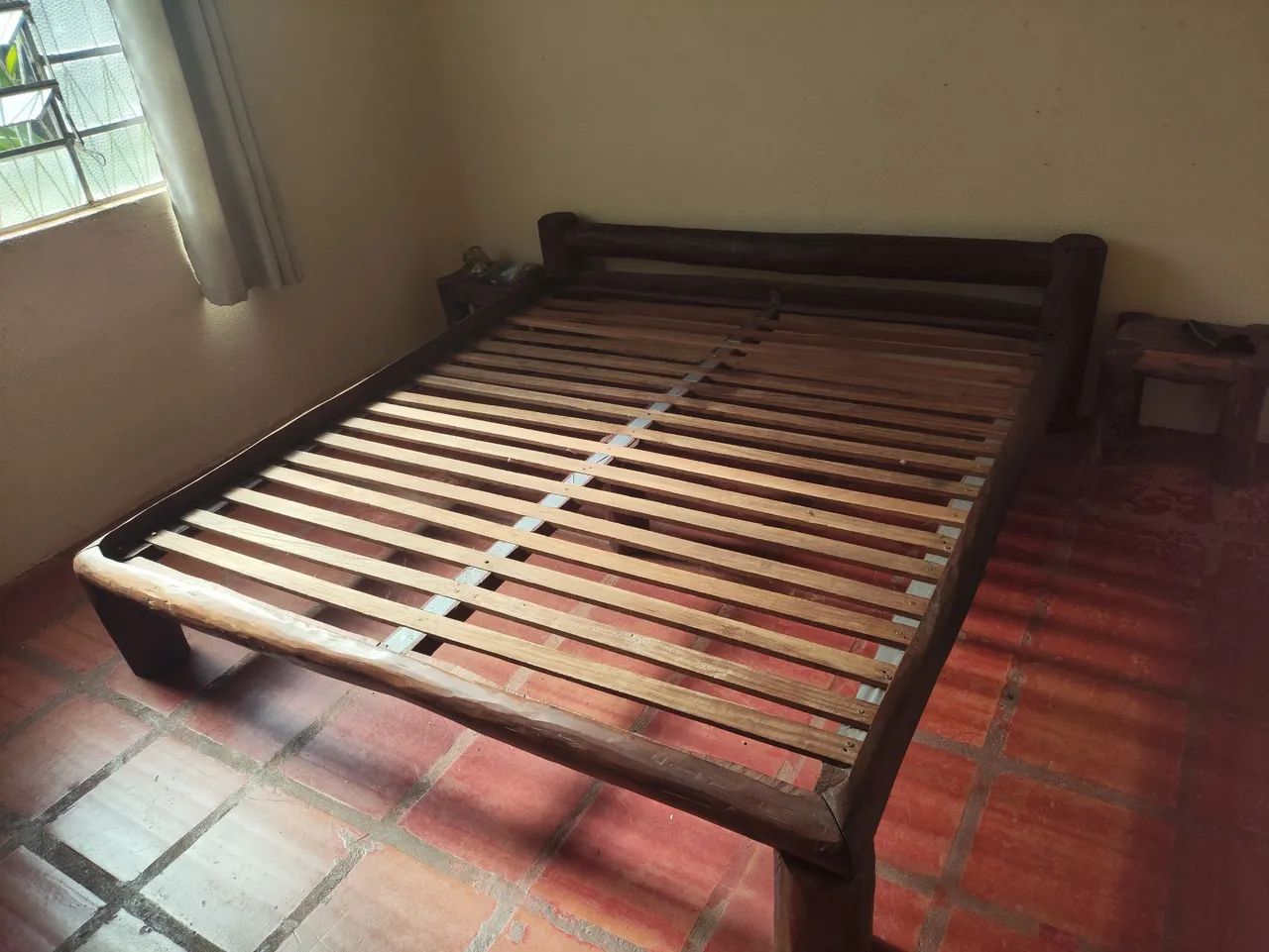 Mesa ,estante e cama em madeira maciça 