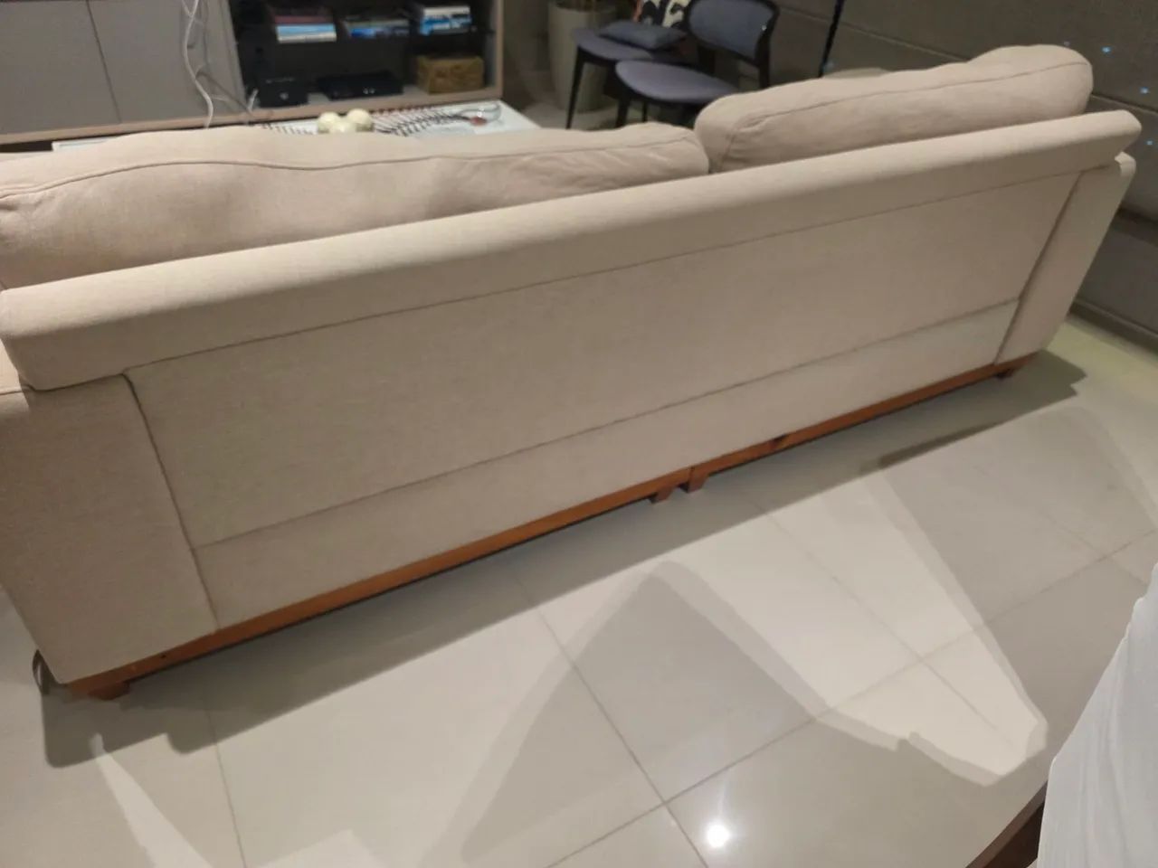 VENDE-SE SOFÁ 4 LUGARES 2,45m comprimento.  R$ 1.150,00.  - Foto 2