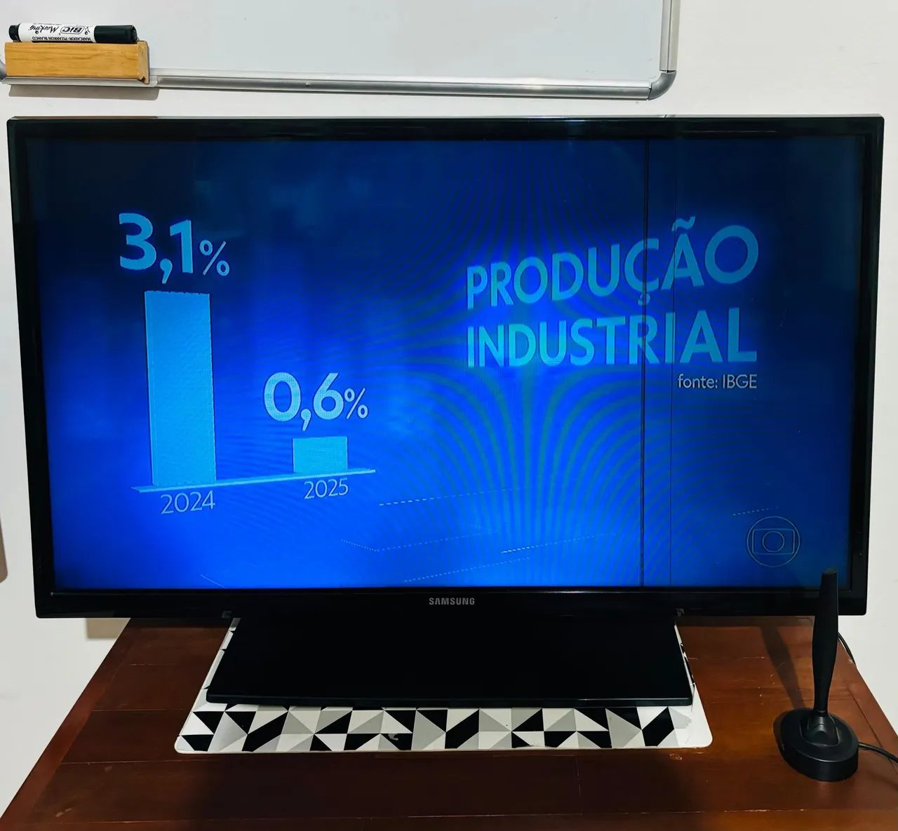 Televisão Samsung 32 polegadas com duas listras na tela e a tela está apagando - Foto 3