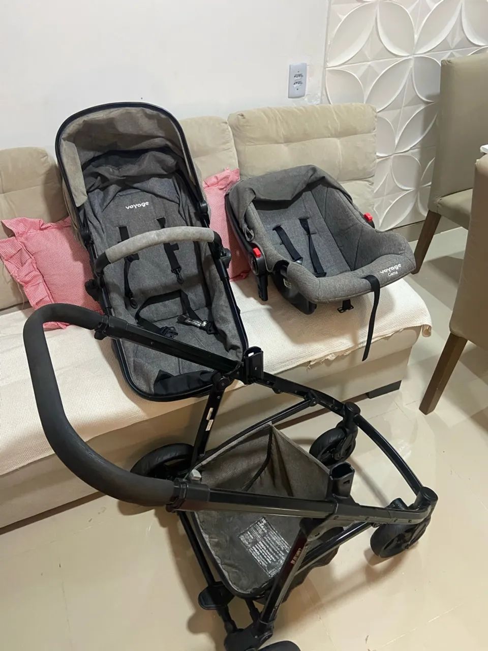 Carrinho de bebê com Moisés e bebê conforto 