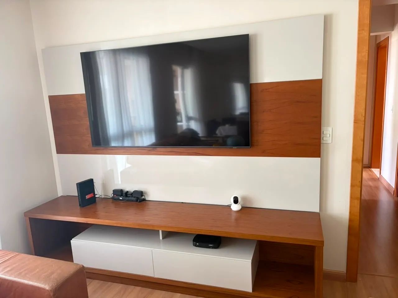 Rack e Painel de Madeira 