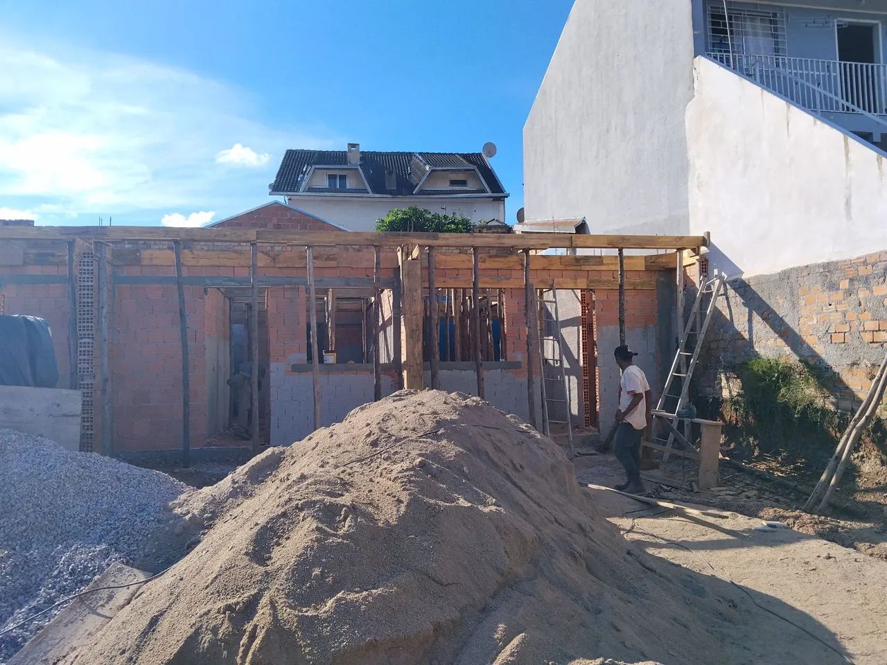 Preciso de um pedreiro e um ajudantes  - Foto 2