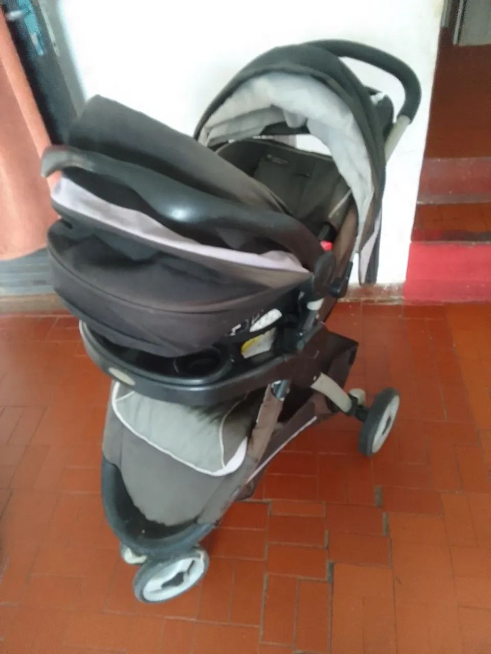 Carrinho de bebê com bebê conforto