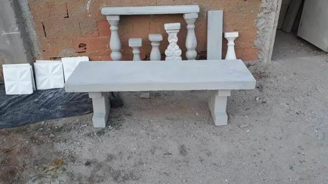 Bancos de concreto sem encosto.