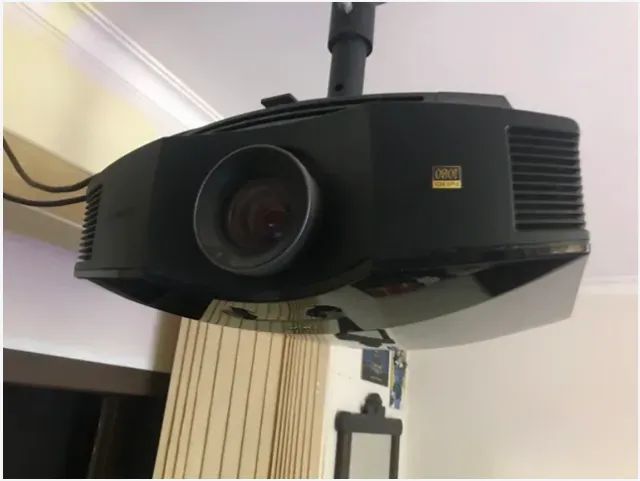 Projetor Sony Bravia FULL.HD / Lâmpada ?15% de uso / com Tela Retrátil incluso / Trocas