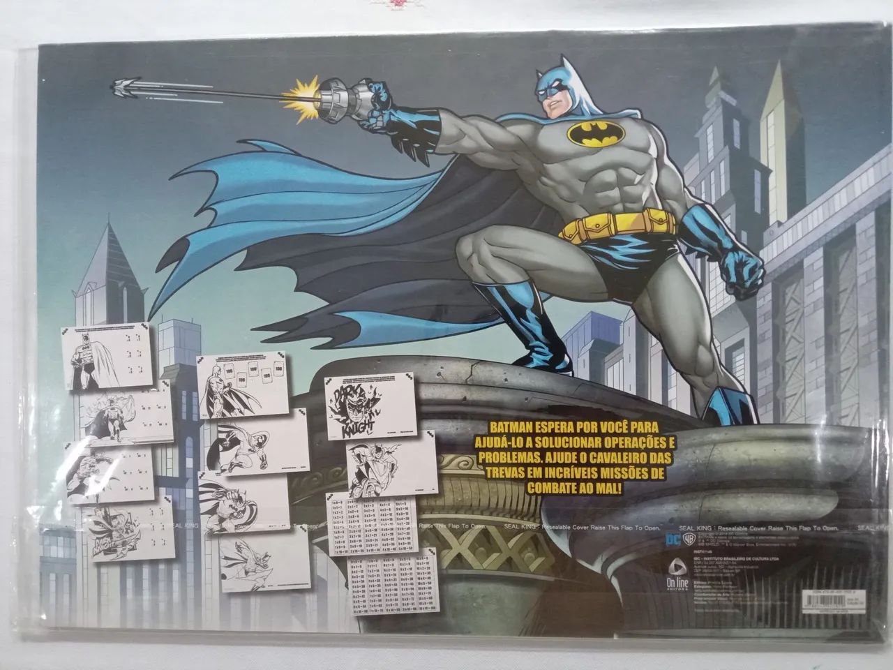Prancheta com ilustrações e tabela de matemática do Batman  - Foto 2