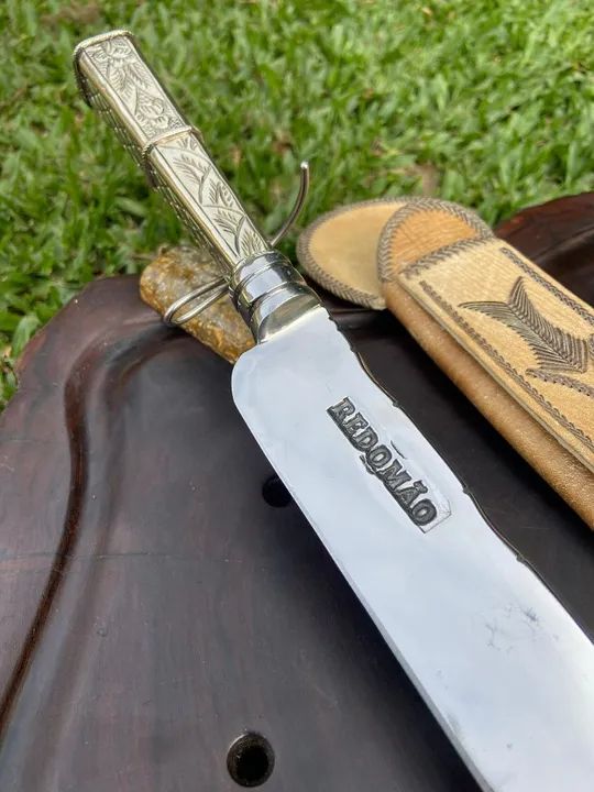 Faca gaúcha da cutelaria Redomão com cabo em alpaca e bainha em couro cru - Foto 2