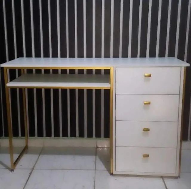 Mesa para manicure em Metalon 