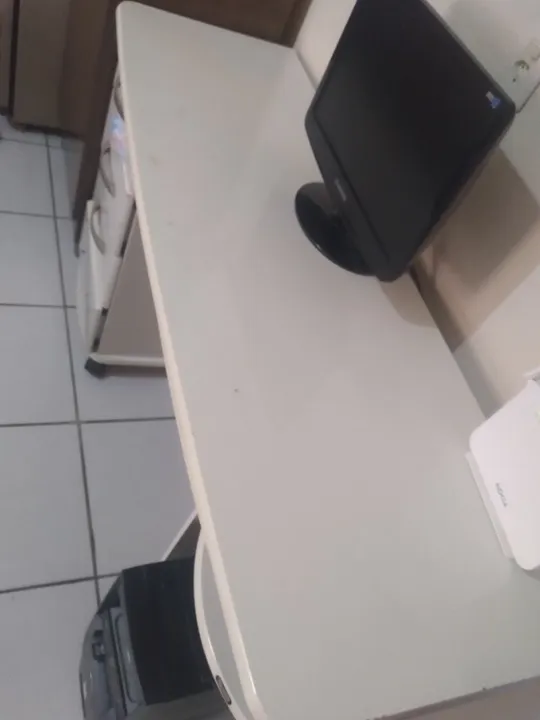 Mesa de computador com 4 gavetas espaçosas da Dalla Costa