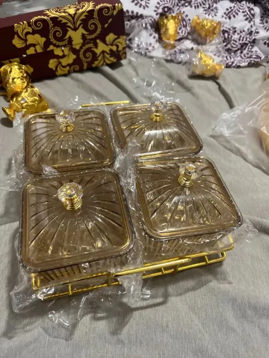 Kit de luxo com 4 potes em acrílico dourado + suporte