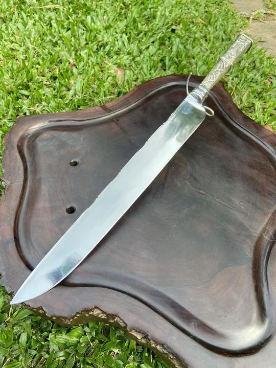 Faca gaúcha da cutelaria Redomão com cabo em alpaca e bainha em couro cru