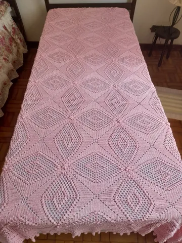 colcha de solteiro rosa de crochê feito a mão antiga