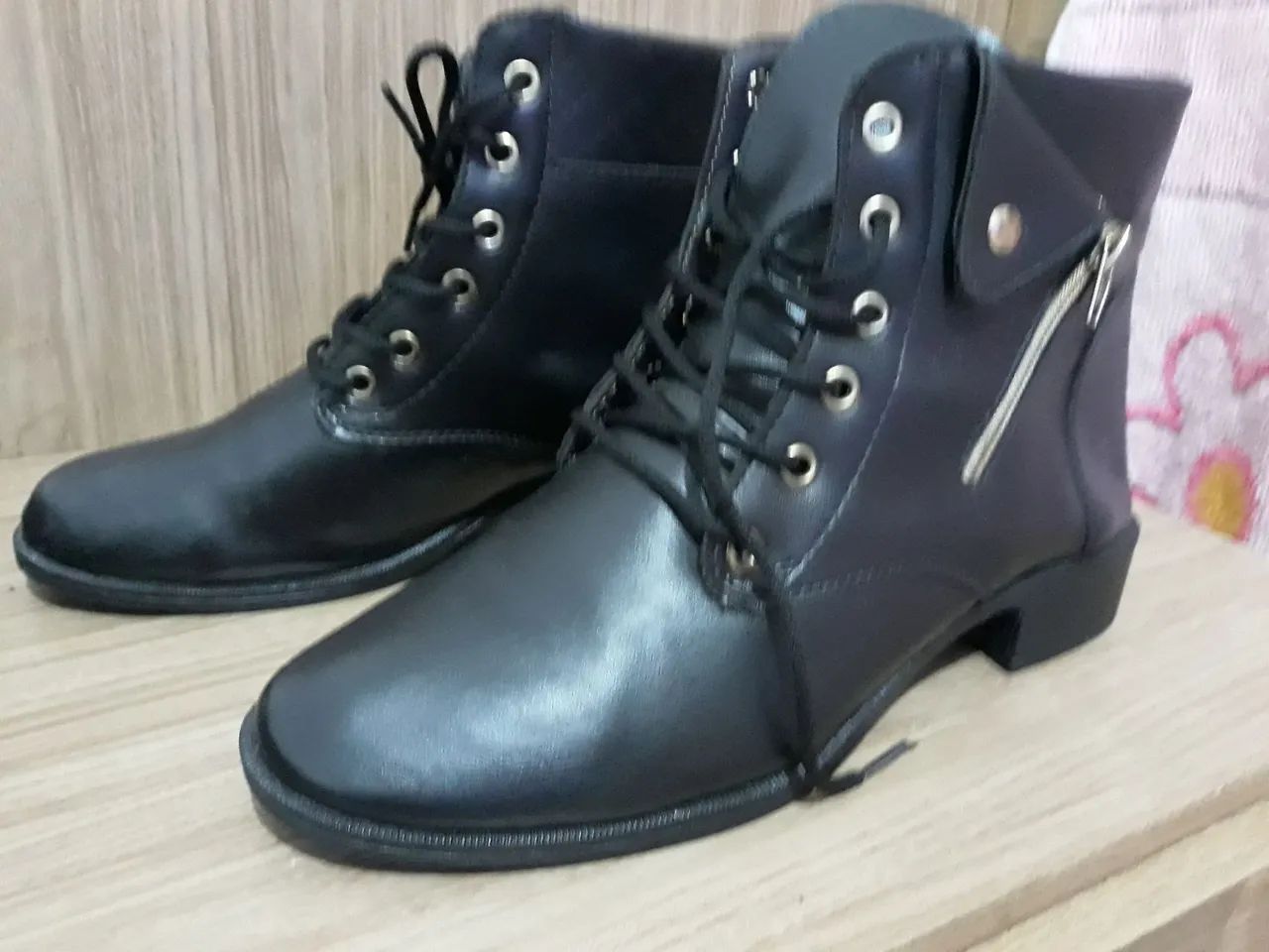 Botas Femininas de Couro Preto - Foto 2
