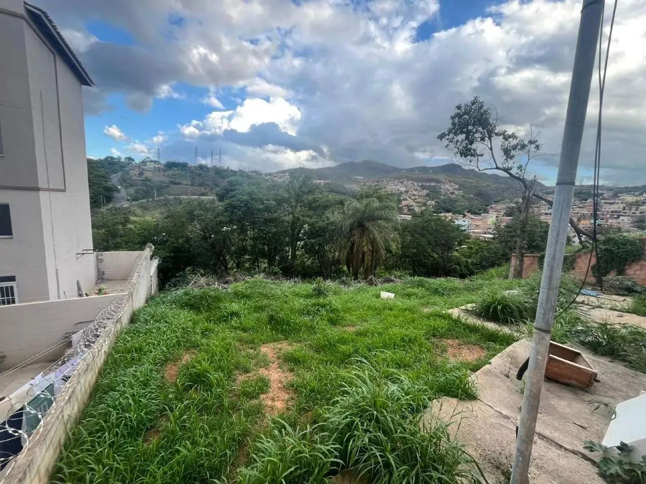 Lote de esquina com aproximadamente 1.221 0 m² com leve declive.