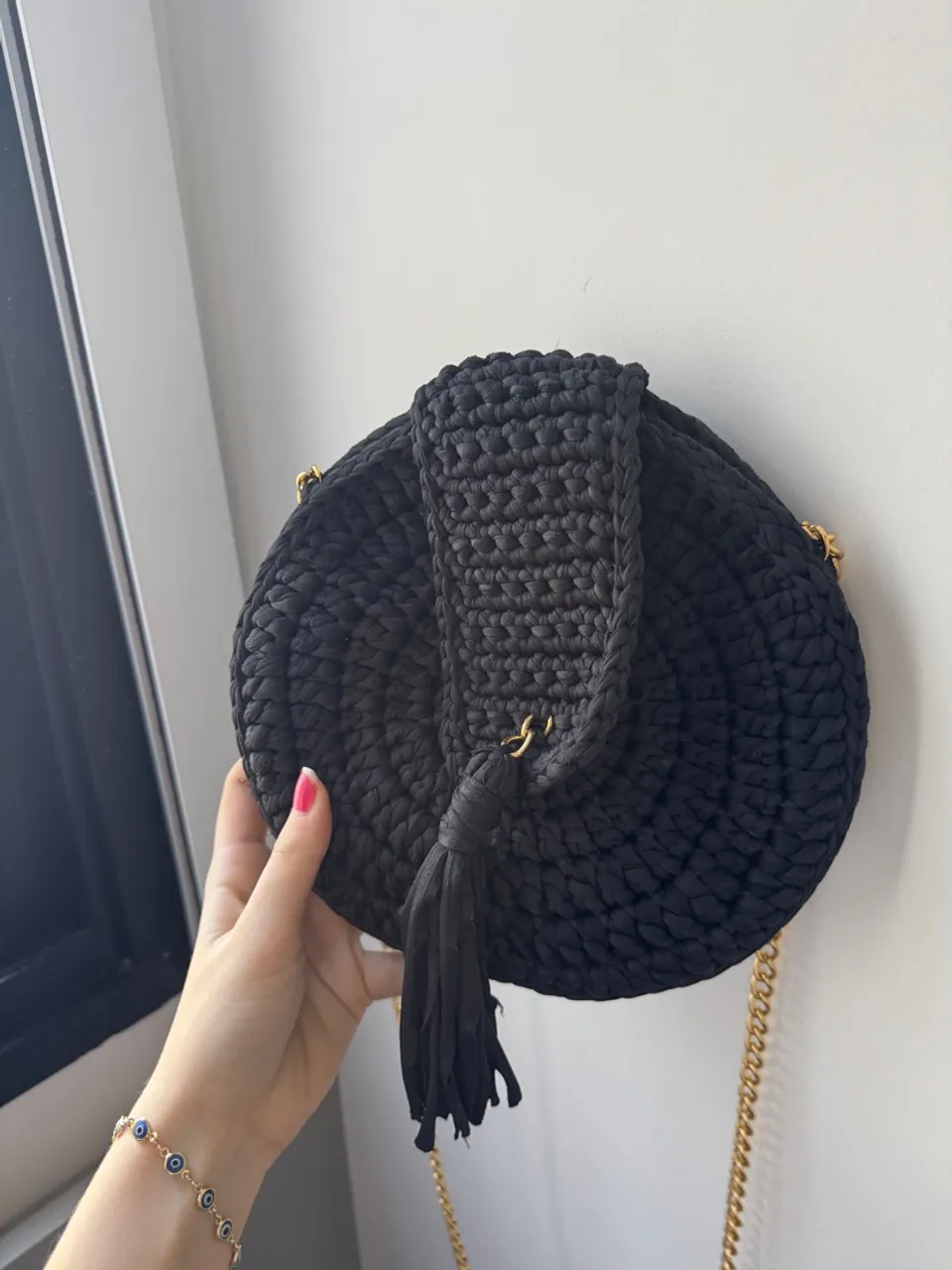 Bolsa de crochê preta com alça de corrente dourada