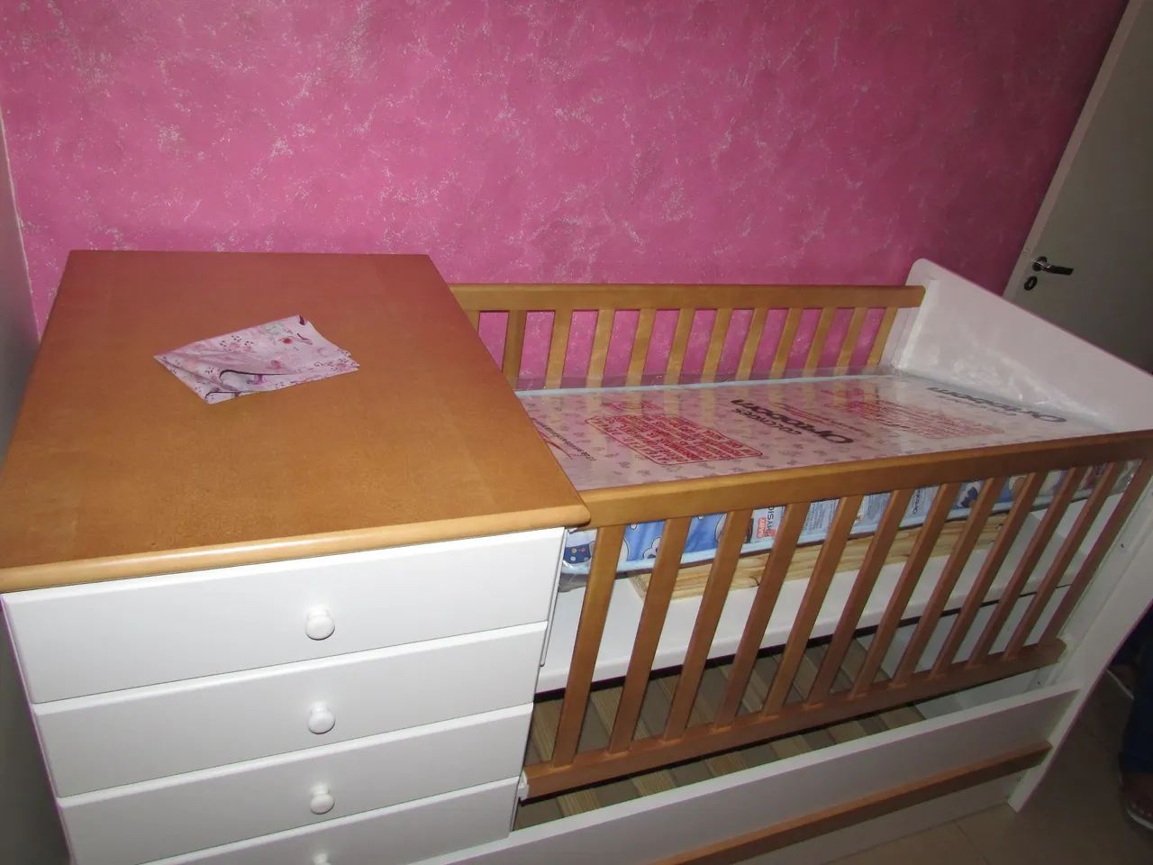 Berco Bicama com cômoda 4 gavetas madeira maciça branco com amêndoa 